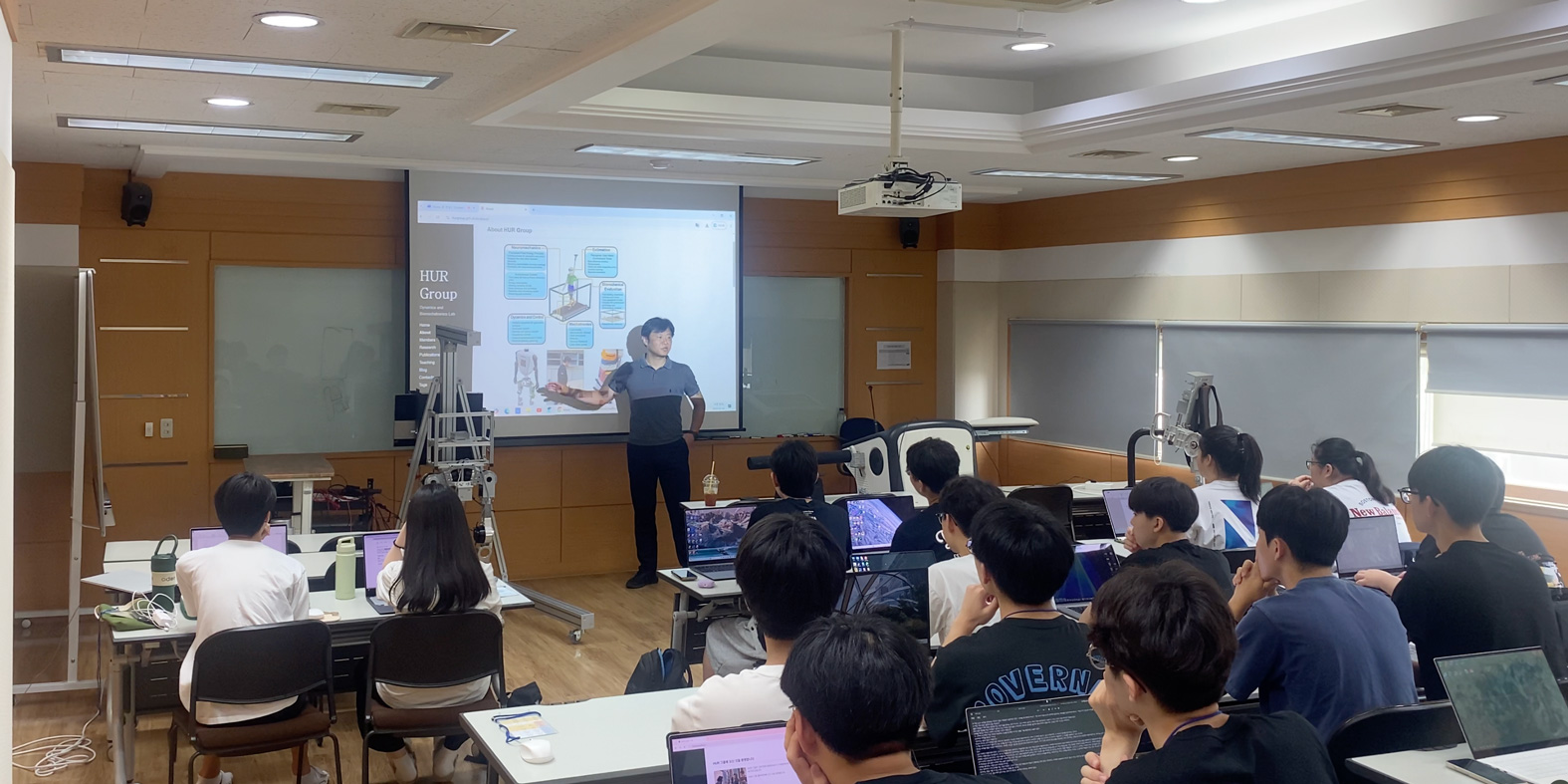 강의하고 있는 허필원 교수