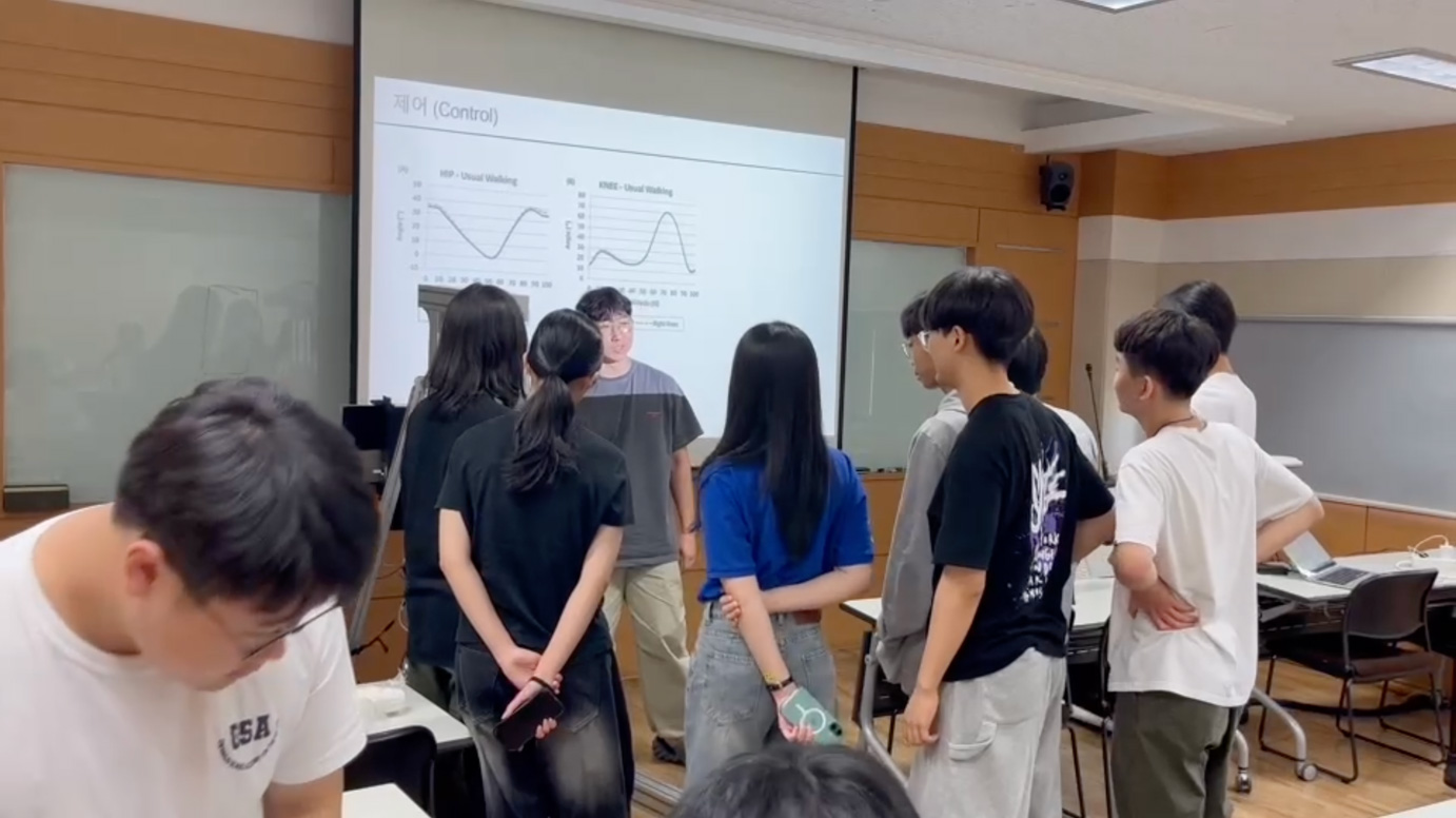 휴머노이드 로봇 주변에서 구경하고 있는 학생