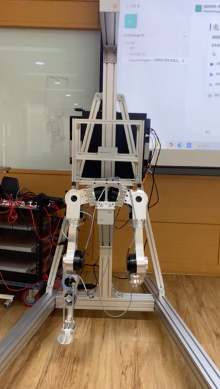 보행하고 있는 휴머노이드 로봇