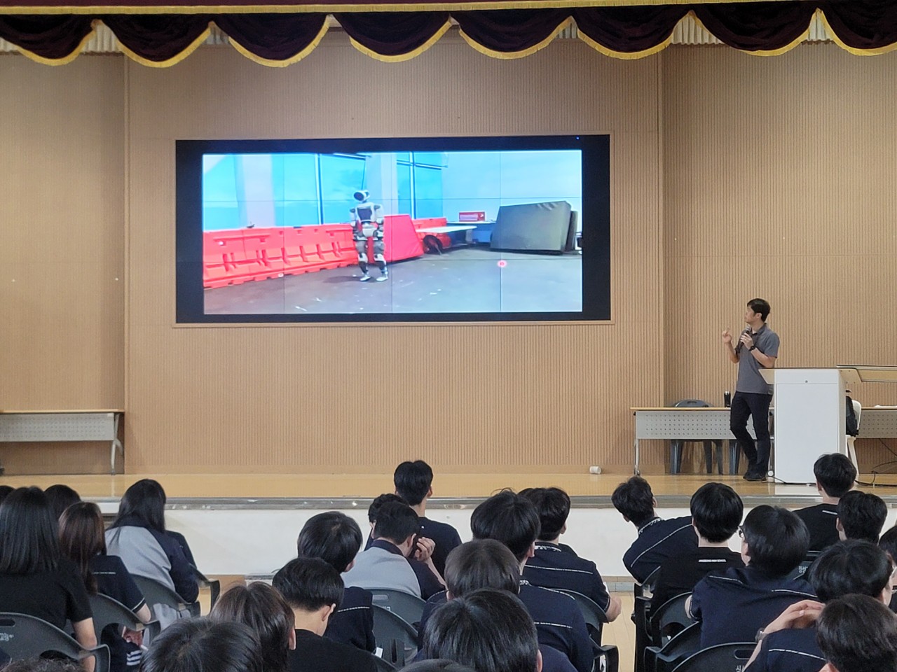최근 발전하고 있는 휴머노이드 로봇 연구에 대해 설명하는 허필원 교수